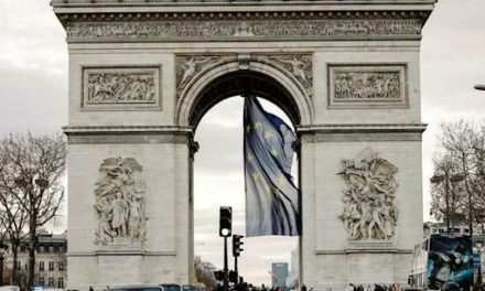 Polémiques après le retrait du drapeau français sous l’Arc de Triomphe