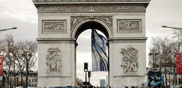 Polémiques après le retrait du drapeau français sous l’Arc de Triomphe