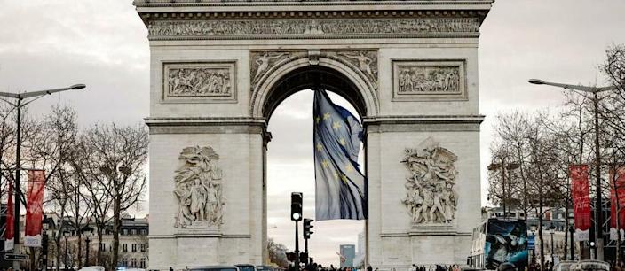 Polémiques après le retrait du drapeau français sous l’Arc de Triomphe