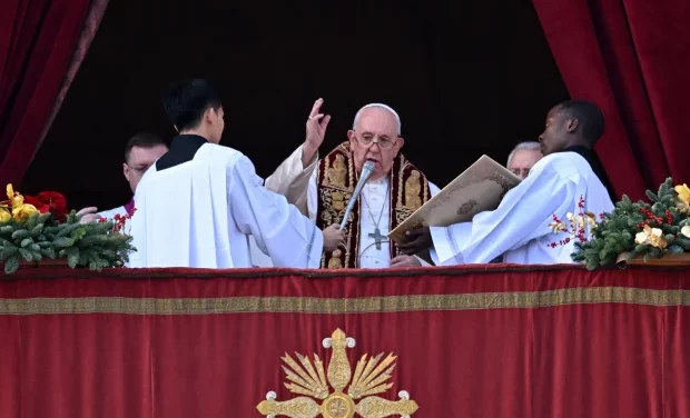 Le pape condamne une “guerre insensée” et appelle à “faire taire les armes”