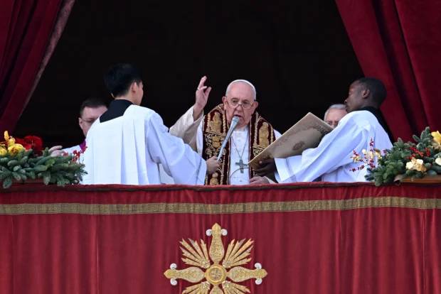 Le pape condamne une “guerre insensée” et appelle à “faire taire les armes”