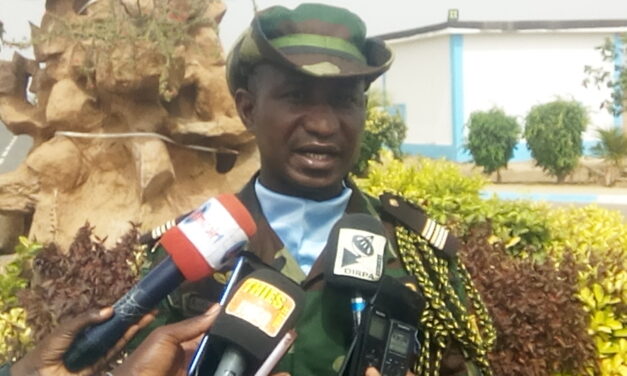 REMISE DE DRAPEAU:4é détachement pour la Centrafrique:le Lieut-Colonel,Aranda Gerarld ASSINE